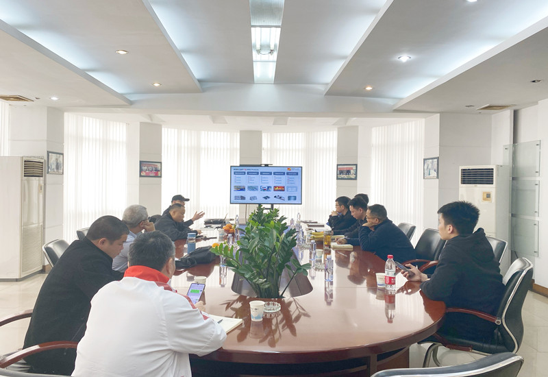 산업 노 기관 회원이 Strong을 방문하여 안내를 받았습니다.