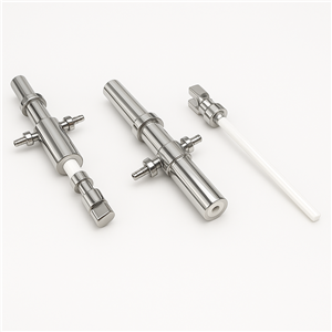 Ensemble tête de pompe et piston en céramique pour un remplissage de précision