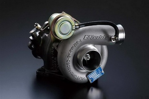 Do que um motor turbocompressor depende para gerar energia?