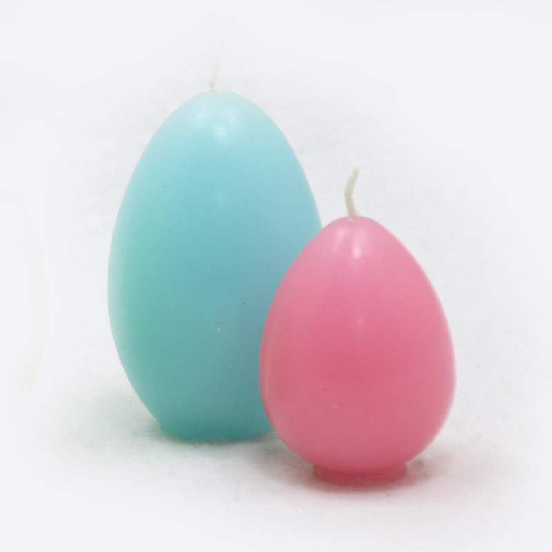 Candela a forma di uovo di Pasqua colorata primaverile
