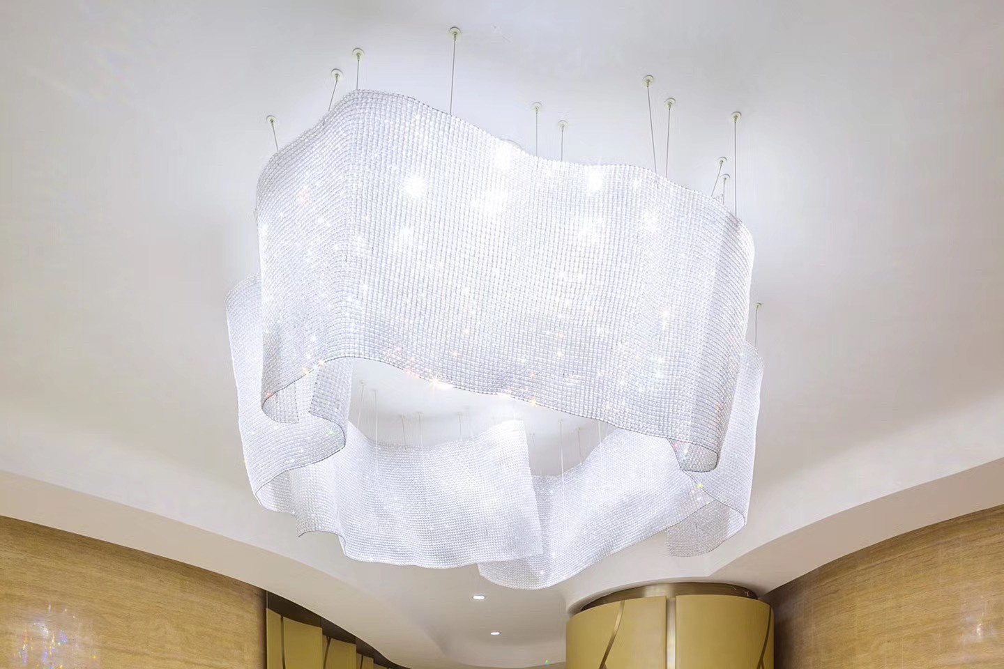 Китай Хрустальное одеяло в форме цветка, люстры на заказ Элегантное внутреннее освещение отеля, производитель