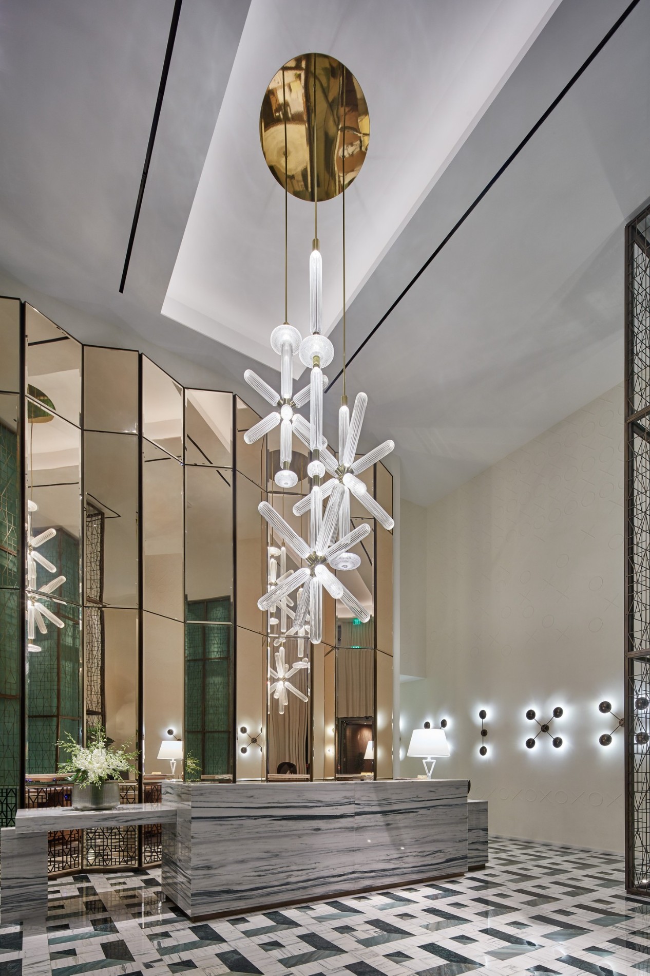 Китай Стеклянная трубка с рисунком для гостиничного искусства на заказ для лестниц с высокими потолками, производитель