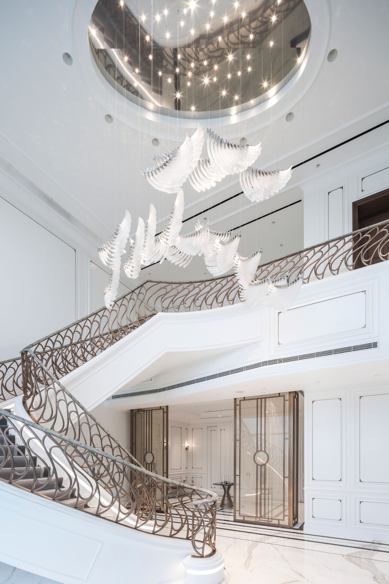 Китай Крылья художественного стекла Длинные лестницы Люстры внутренние декоративные для гостиницы, производитель