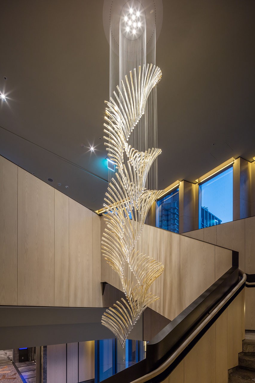 Китай Изготовленные на заказ длинные люстры лестниц с стеклянной трубкой декоративной для гостиницы, производитель