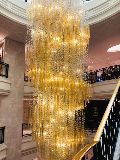 Китай Роскошные хрустальные привесные люстры Крытые осветительные приборы для лестниц гостиницы, производитель