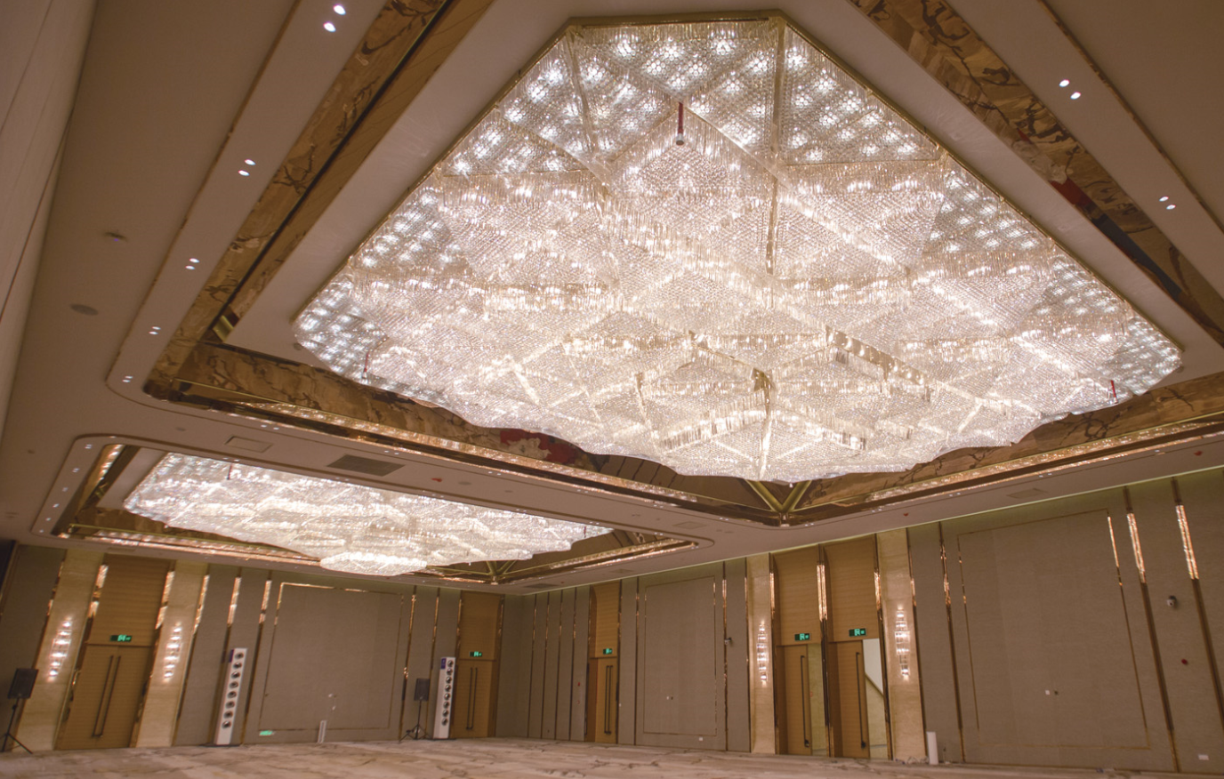 Luxury crystal chandeliers design For Hotel