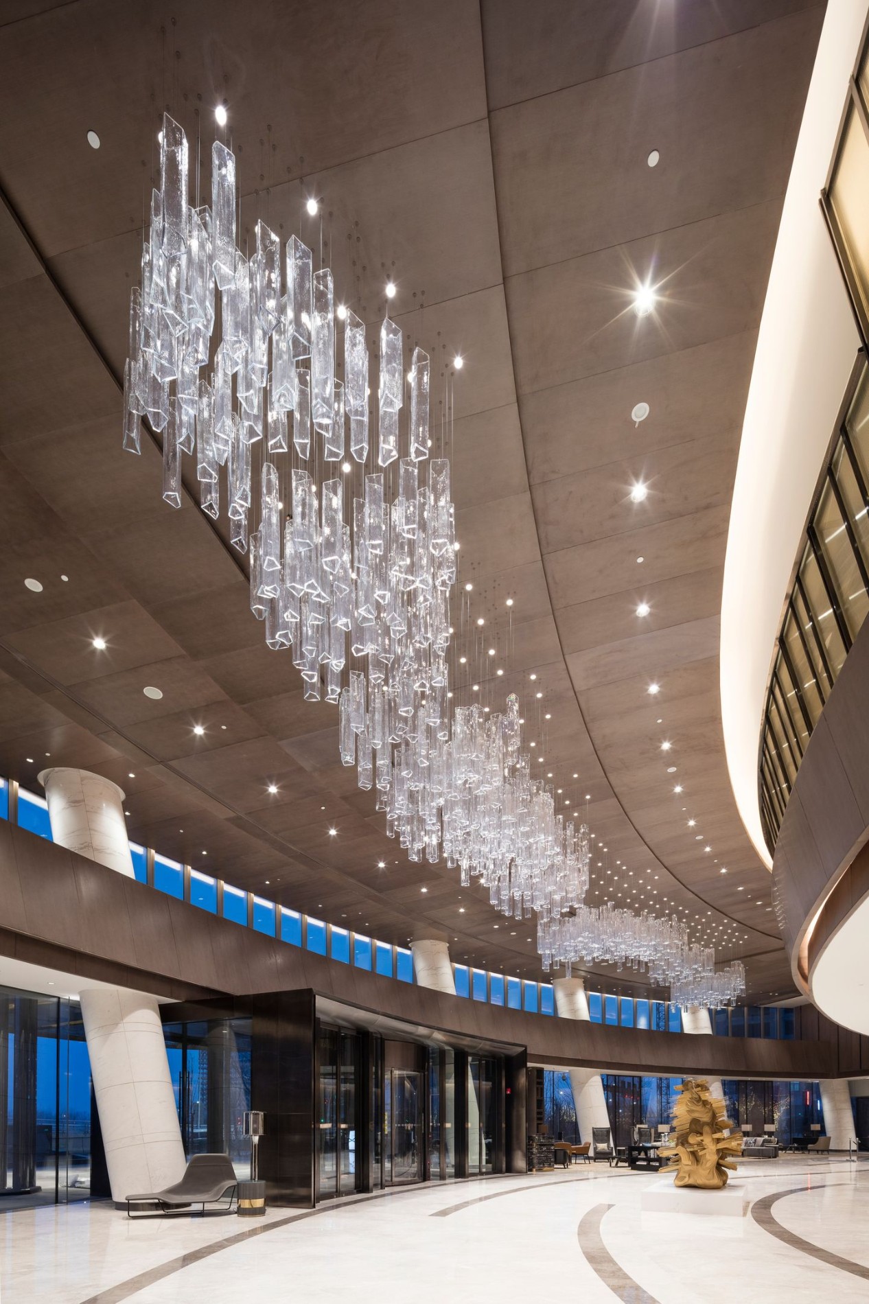 Китай Художественные декоративные стеклянные люстры с полой трубкой для коридора отеля, производитель