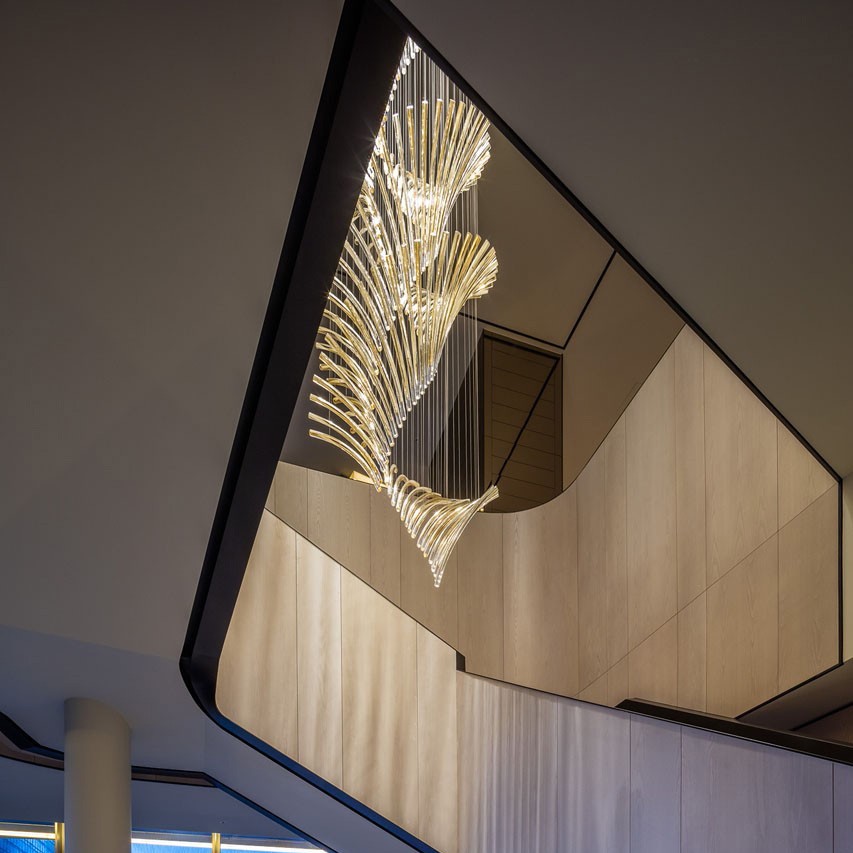 Lustres de escadas compridas personalizadas com tubo de vidro decorativo para hotel