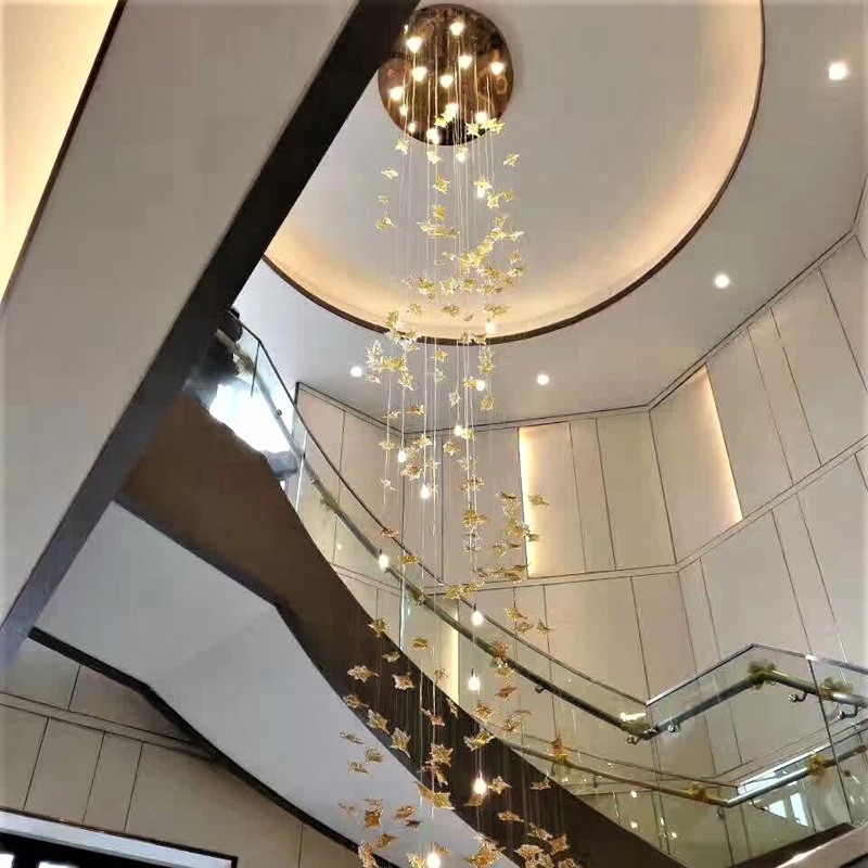 豪華なデザインのらせん階段ガラスメープルはシャンデリアを残します