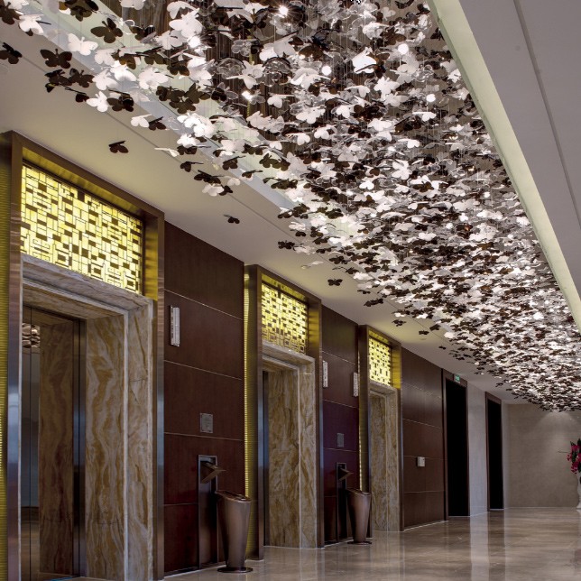 屋内プロジェクト用のアクリルバタフライペンダント大型廊下装飾シャンデリア