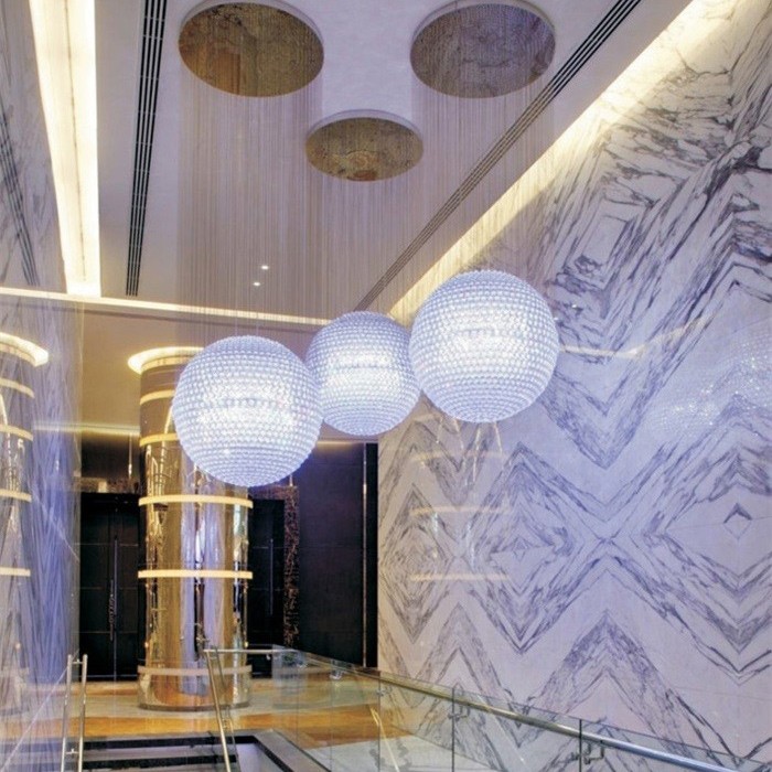 Lampadario sferico dal design moderno con perline di cristallo realizzato a mano per progetto