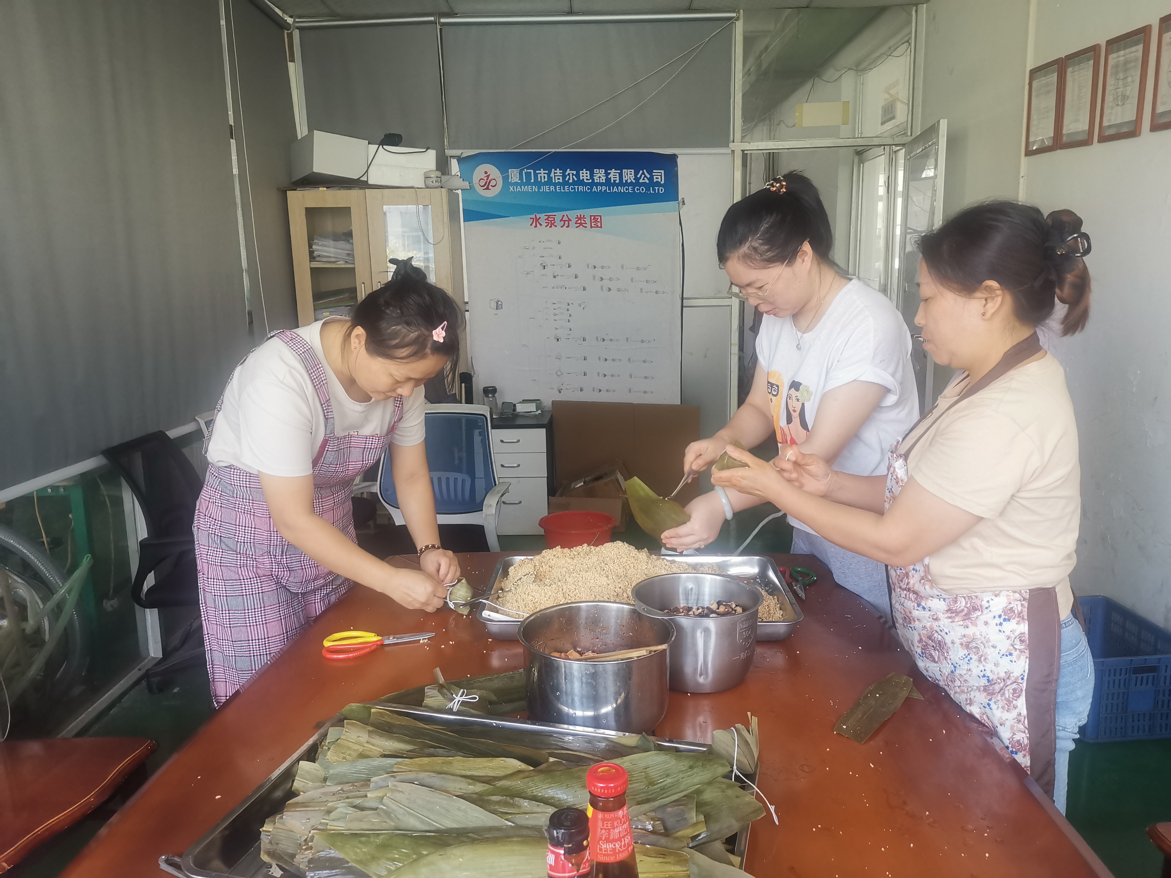 Заједничко прослављање Фестивала змајевих чамаца — догађај стварања зонг цијана који изграђује тим