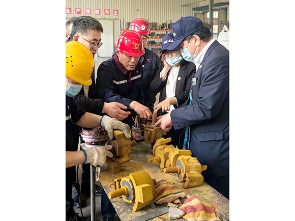 Clientes coreanos visitan la fábrica en sus instalaciones