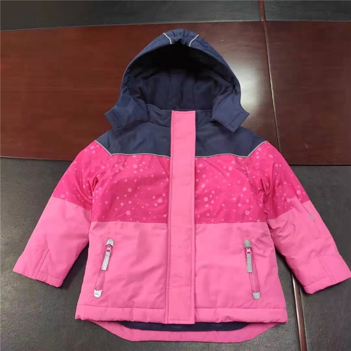 Детская лыжная куртка с мягкой подкладкой на открытом воздухе