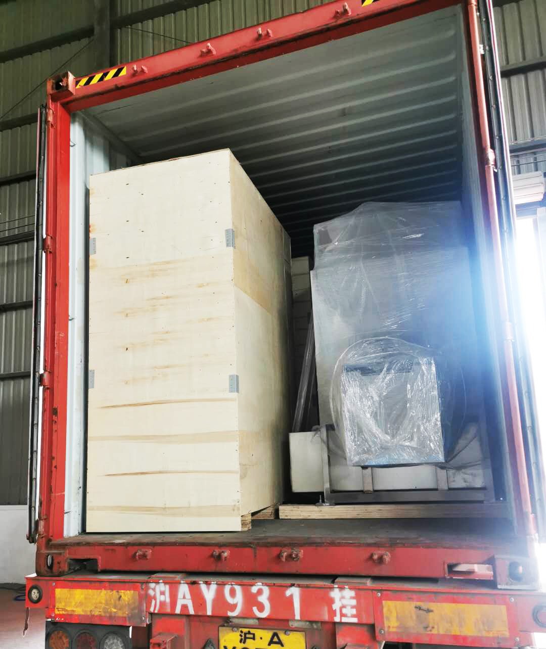 Maschinen werden in Container geladen