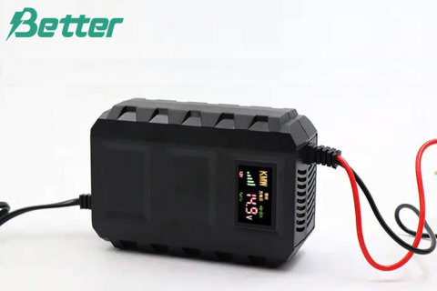 Qu'est-ce que la charge en trois étapes d'une batterie au plomb ?