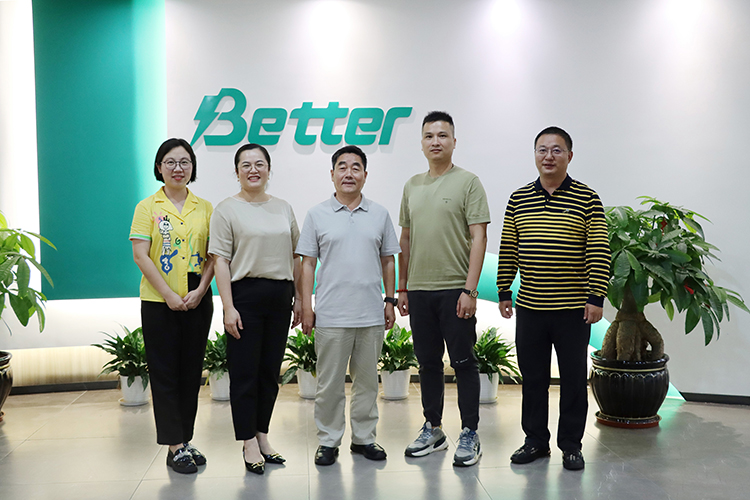 Herzlich willkommen, Herr Hu, Dekan des College für chinesische Sprache und Kultur, zu einem Besuch bei BETTER