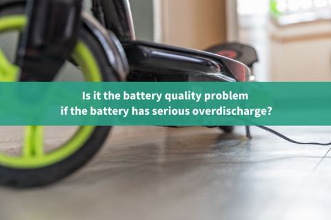 Est-ce un problème de qualité de la batterie si la batterie présente une décharge excessive importante ?