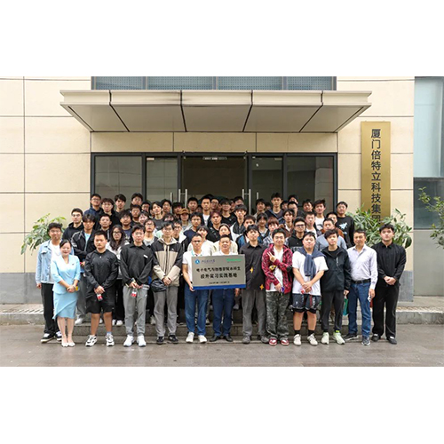 福建理工大学电子电气与物理学院的70余名师生团队莅临厦门倍特立科技集团工厂开展交流实践活动