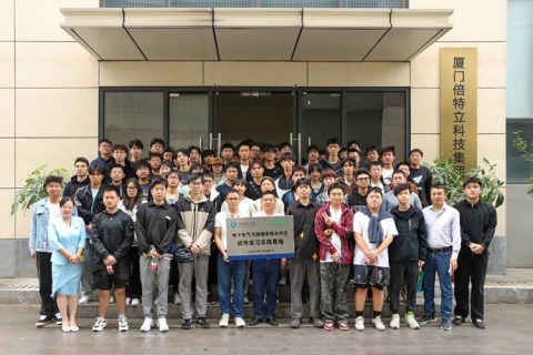Plus de 70 enseignants et étudiants de la Faculté de physique et d'ingénierie optoélectronique de l'Université de technologie du Fujian ont visité l'usine du groupe Better Tech