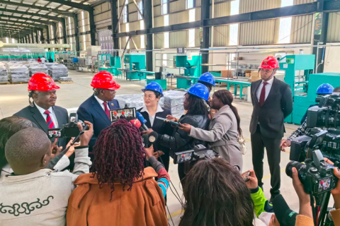 Le secrétaire adjoint du Cabinet, M. Siakalenge, et le directeur général de la ZDA, M. Halwampa, visitent Airumi New Energy, filiale du groupe Better Tech.