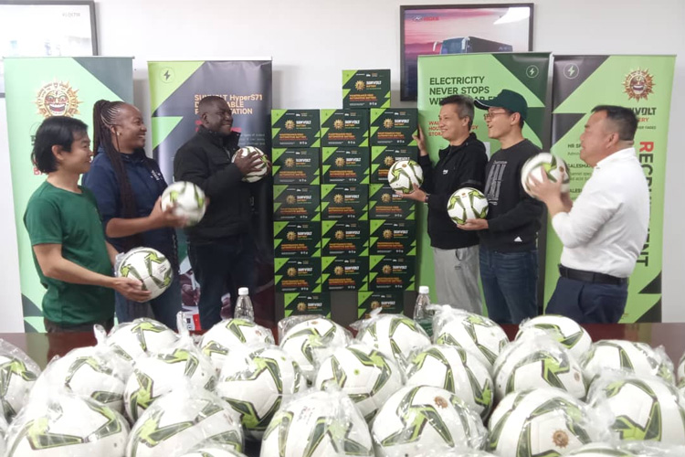 Los ministros de las provincias del Sur y Central de Zambia asisten a la ceremonia de donación de fútbol de Airumi New Energy