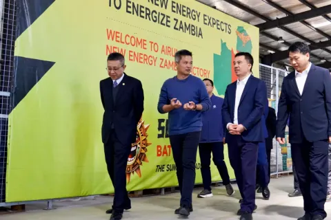 江西省副省长夏文勇、中国驻赞比亚大使韩镜分别率领导代表团莅临厦门倍特立旗下海外子公司“艾瑞新能源”考察调研