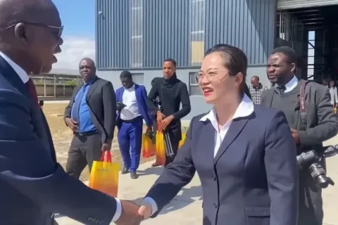 赞比亚内阁副秘书长Mr. Siakalenge、发展署署长Mr. Albert等一行莅临厦门倍特立子公司“艾瑞新能源”视察指导