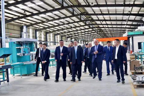领导关怀 | 江西省南昌市委常委、副市长安宝军率领赣企国际投资论坛代表团莅临厦门倍特立海外子公司艾瑞新能源参观考察