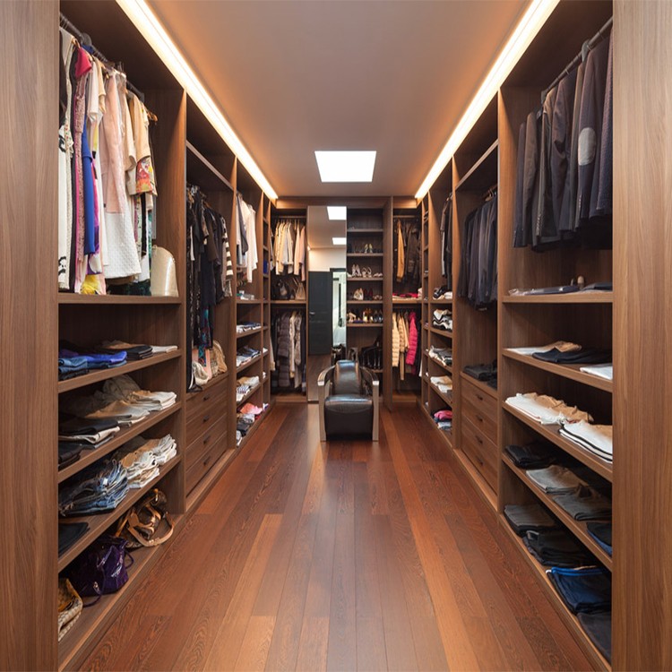 Ropa de lujo moderna personalizada Paseo de madera en muebles de sistema de armario