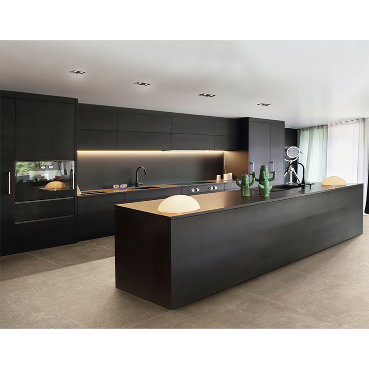 Gabinete de cocina de madera lacada en negro mate de estilo moderno con isla