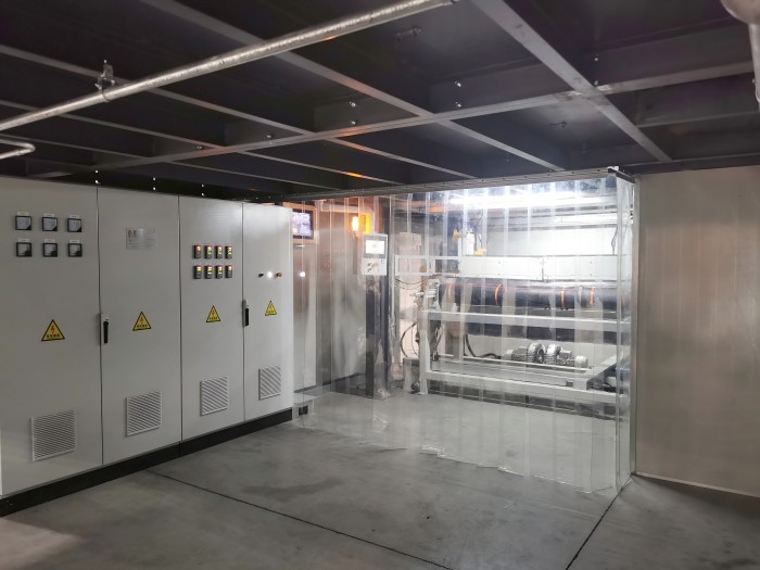 Many experts from domestic and foreign companies arrived at the installation site of Qinding Company’s IXPE foaming machine to visit