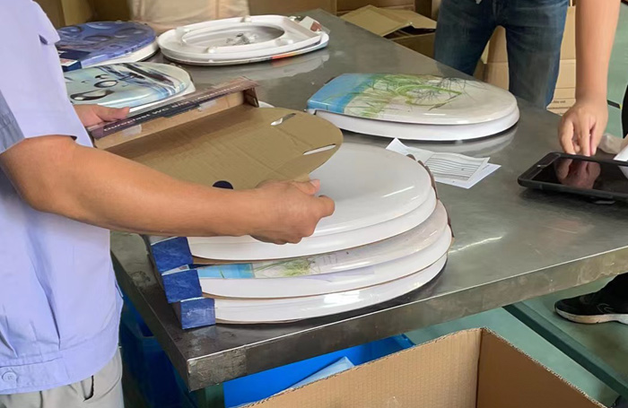 What should be paid attention to when inspecting toilet covers