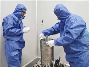 Assembly of magnetic pump in clean workshop