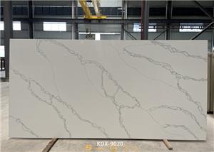 Hnedobiela kremenná kamenná doska