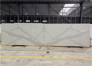 Hnedozelená kremenná kamenná doska