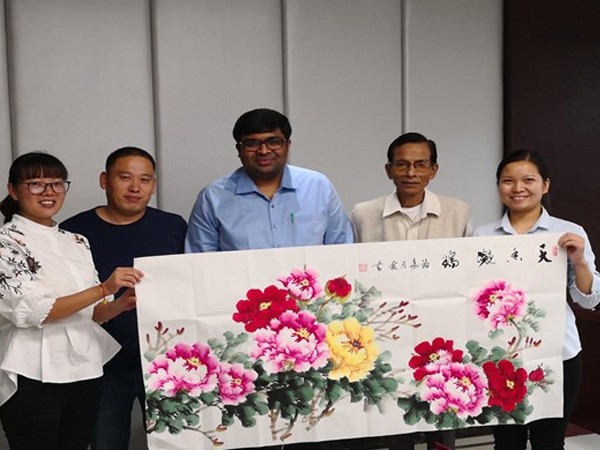 عملاء في الخارج يزورون لايبسون