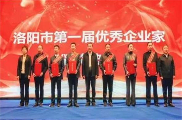 Pan Wang Shanpu, prezes Laipson, otrzymał pierwszą nagrodę dla wybitnego przedsiębiorcy w Luoyang.