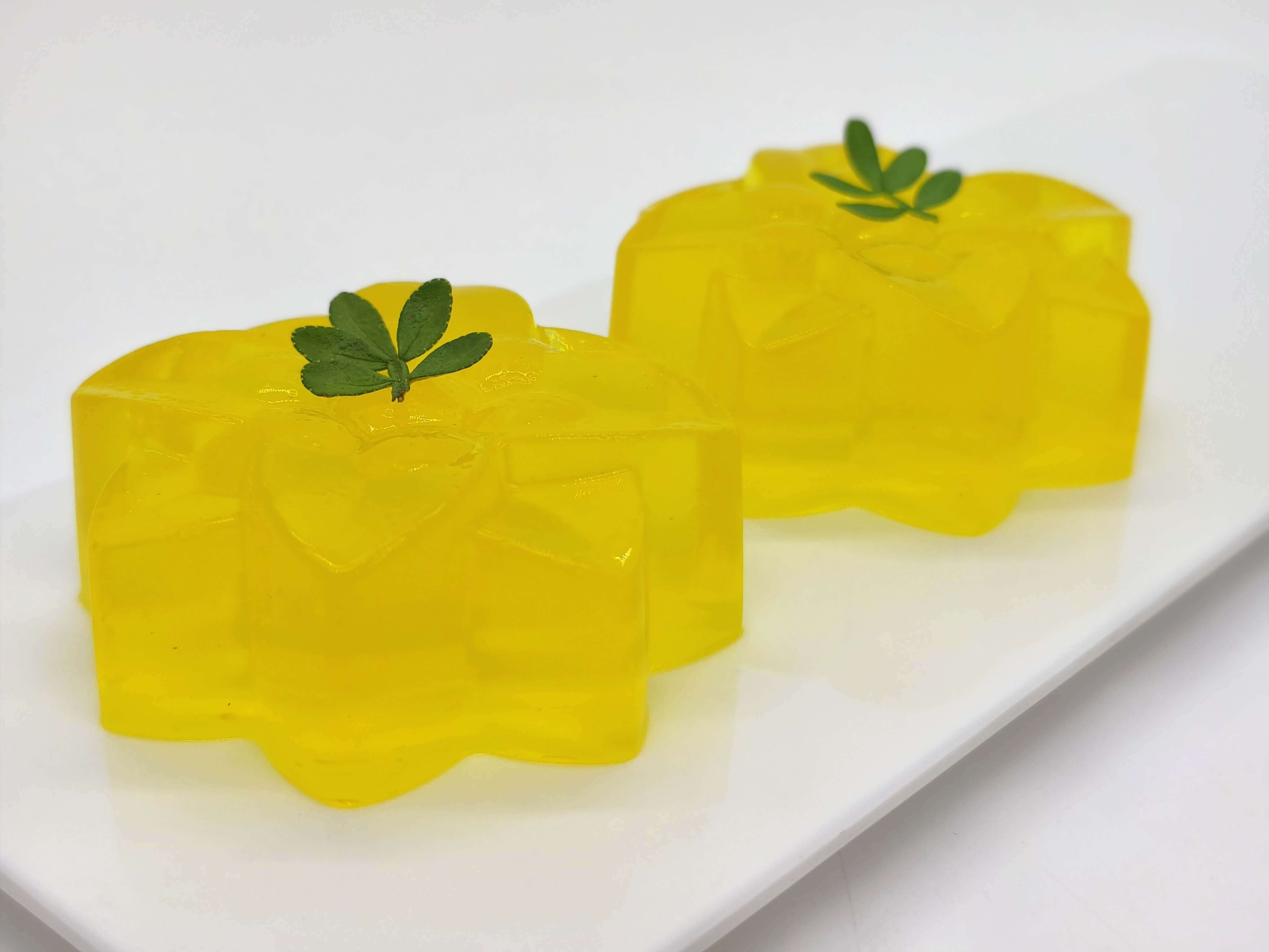 Natural yellow food coloring