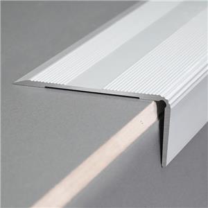 Алюминиевый матовый серебристый нескользящий профиль для лестниц FSD1