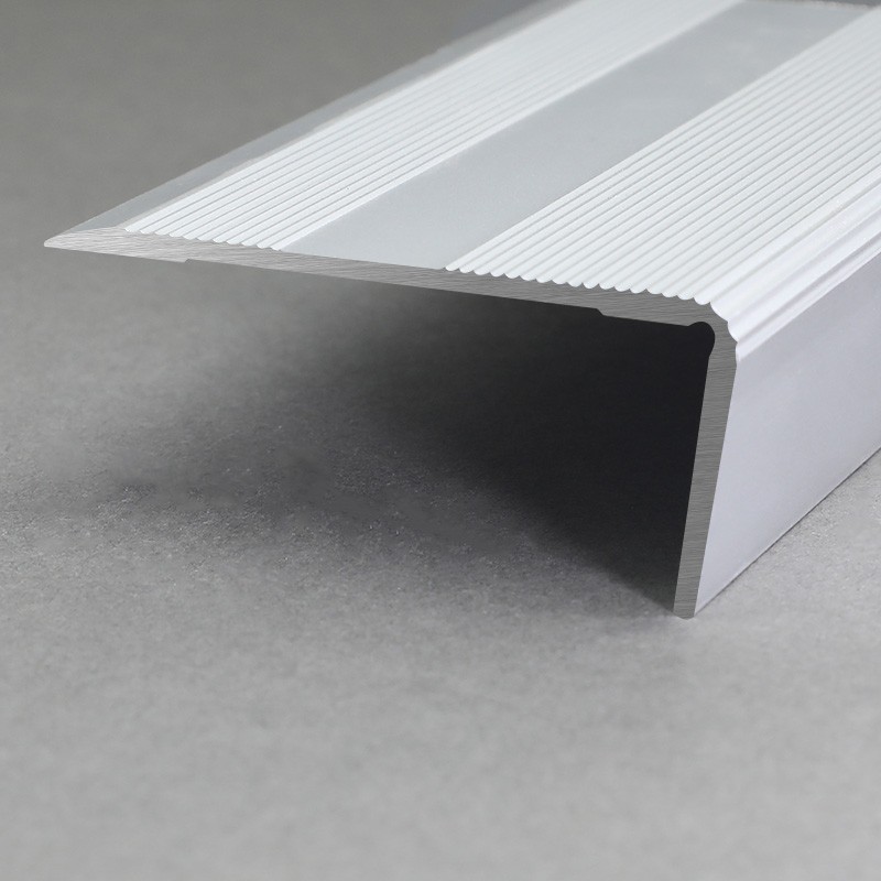 Китай Алюминиевый матовый серебристый нескользящий профиль для лестниц FSD1, производитель