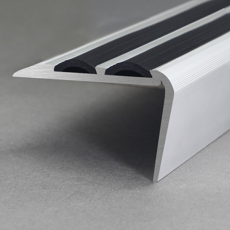 Китай Алюминиевый матовый серебристый изогнутый выступ для лестниц FSD2, производитель
