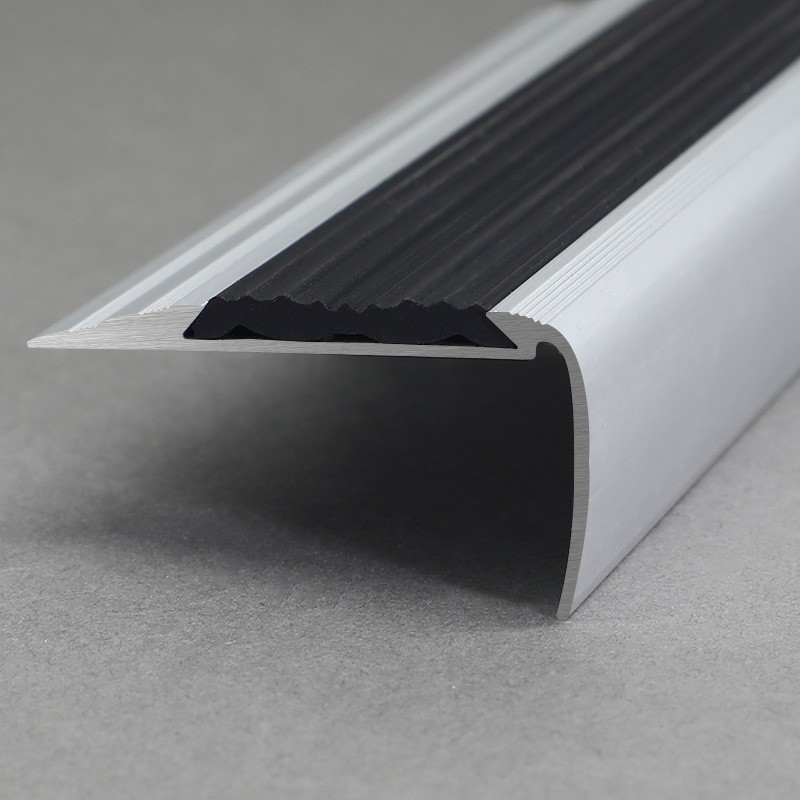 Nez de marche flexible en aluminium avec caoutchouc noir FR4