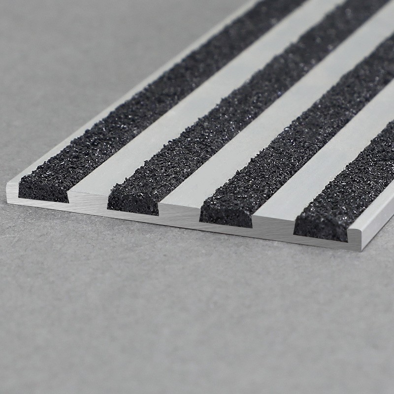 Nariz de escalera de aluminio con carborundum negro FSW5