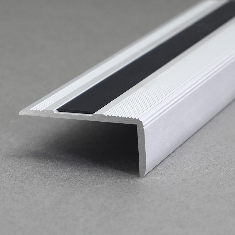 Китай Алюминиевый матовый серебристый наружный выступ для лестницы с черной резиной FR8, производитель