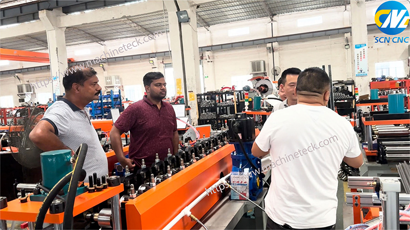 Indischer Kunde besucht Fabrik, Inspektion