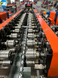 Macchina per la formatura di colonne per scaffali semiautomatica in metallo freddo con canale a C. Rotolo per arcarecci