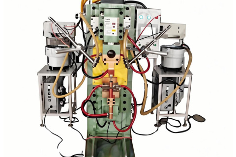 Automatické podávání ramen robota a svařování matic