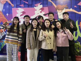 Hold a grand Christmas celebration to celebrate the holiday together