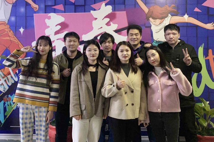 Hold a grand Christmas celebration to celebrate the holiday together